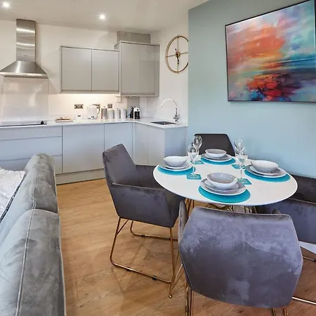 Host & - The Loft @ The Regency הרוגייט